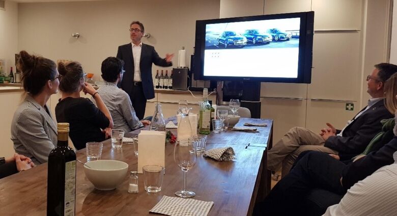 Dr. Pengg, Experte für alternative Kraftstoffe bei Audi, während seines Vortrag bei unserem Cornelius kocht zur Mobilität der Zukunft.