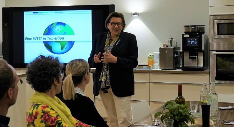 Prof. Hannelore Daniel hält einen Vortrag über Transitionen im globalen Lebensmittelsystem. Die Präsentation trägt die Überschrift "Eine Welt in Transition".